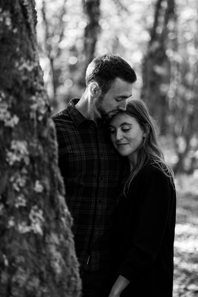 Shooting couple en forêt avec demoiselle tête posé sur épaule