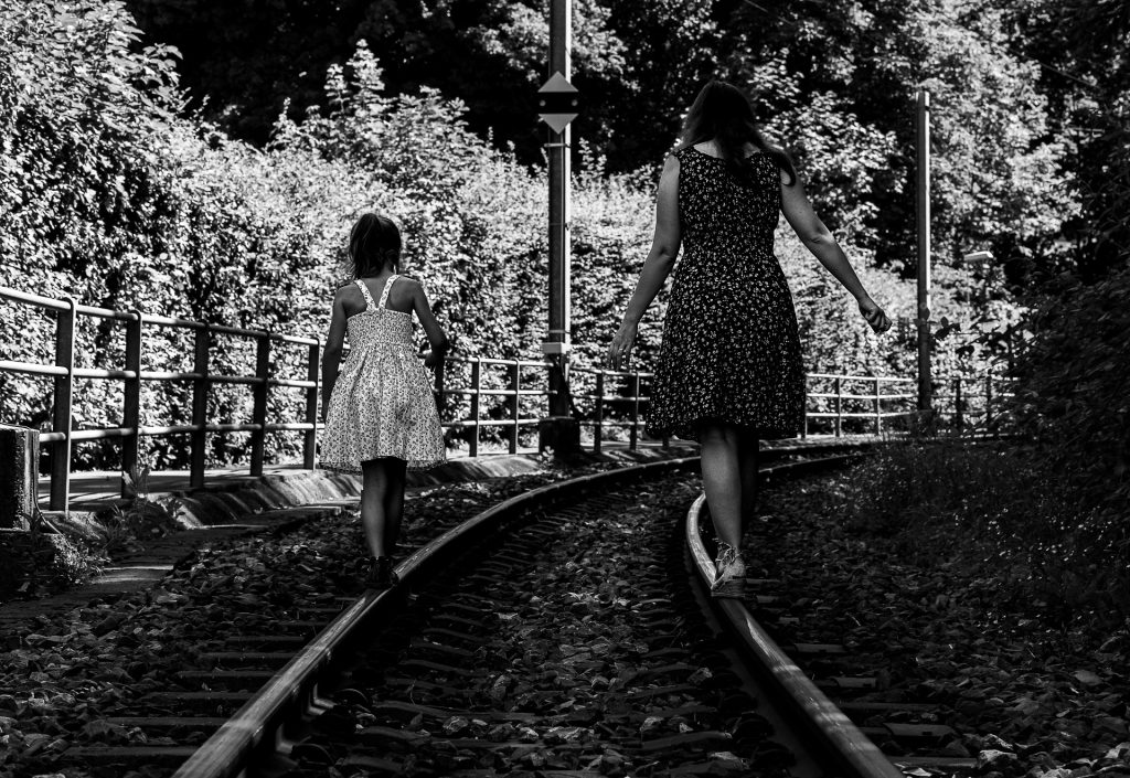 Mère et fille sur rails de chemin de fer