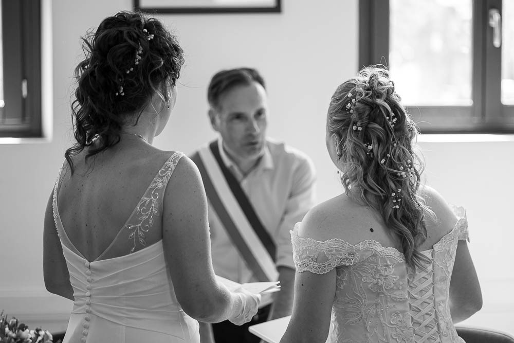 mariées de dos face au maire