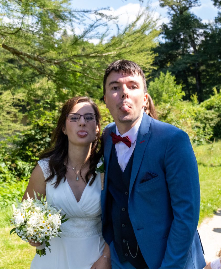 Mariés tirant la langue au photographe