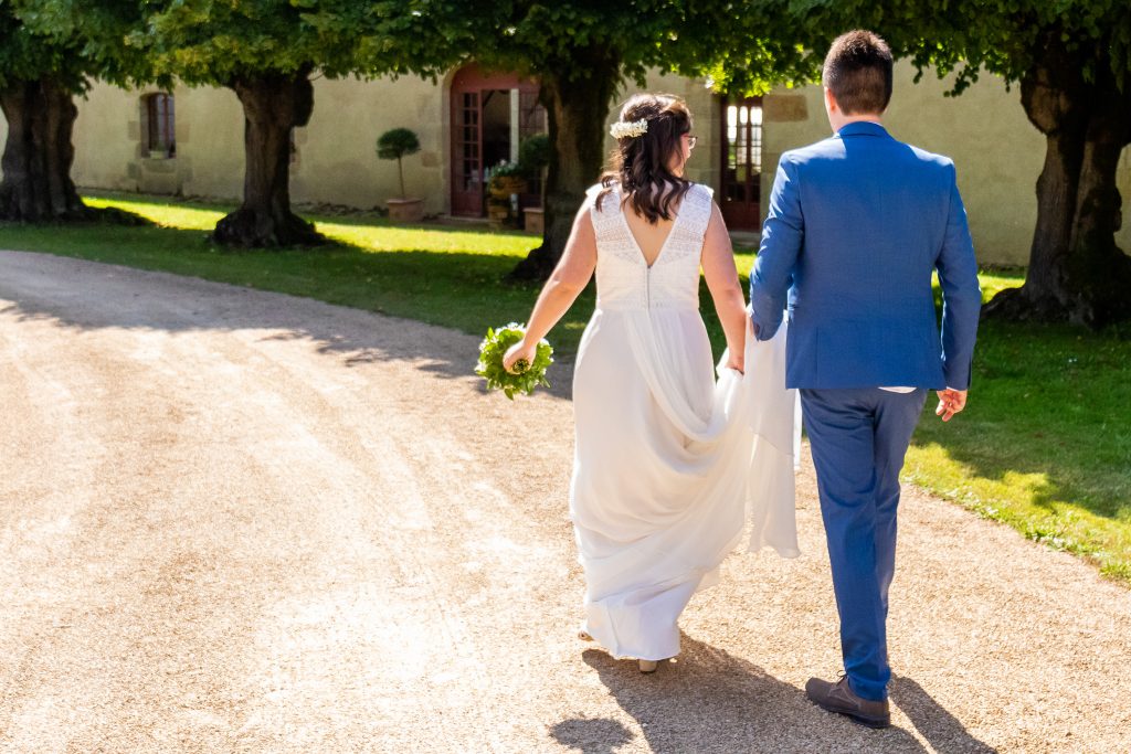 Marié tenant la robe