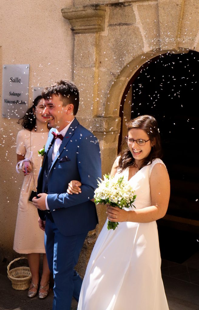 Sortie de mairie avec lancé de graines de lavandes sur les mariés