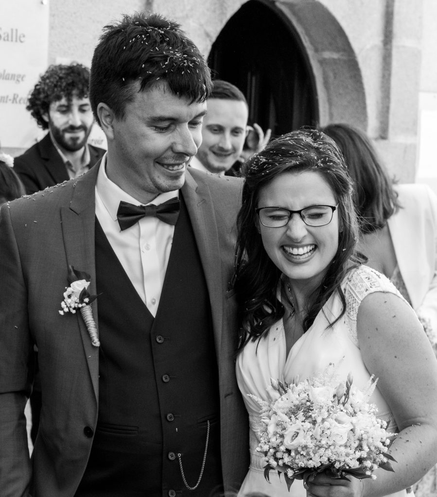 Couple de marié en sortie de mairie